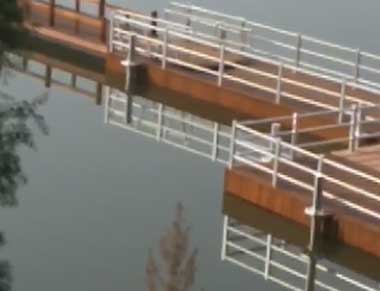 山西長(zhǎng)治五陽湖水上浮橋